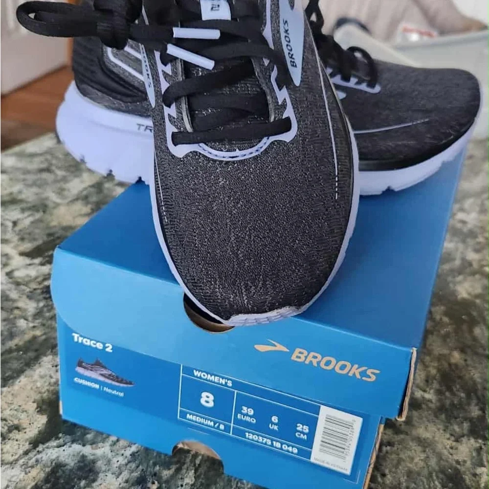 Brooks Sneakers - Picture 2 of 4